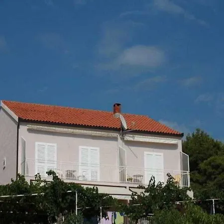 Mladenka 3* Podstrana